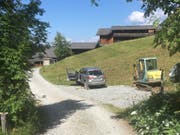 Ein Rentner geriet im bündnerischen Langwies unter sein eigenes Auto. Wie der Unfall geschah ist noch unklar. (Bild: Kapo GR)