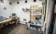 Hier ist die Analog-Telefonie, die es im Rathaus immer noch gibt, daheim. Die Internet-Telefonie dagegen ist im Heizungskeller untergebracht. (Bild: Andrea Stalder)