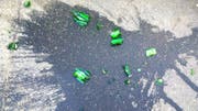 Aus den kaputten Glasflaschen trat Buttersäure aus. (Symbolbild: Getty)