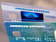 Konsumfreudige Kunden: Der Kreditkartenanbieter American Express profitiert derzeit von der boomenden US-Konjunktur. (Bild: KEYSTONE/AP/ELISE AMENDOLA)