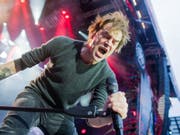 Campino von den Toten Hosen hört wieder gut. Sein Hörsturz sei ein Schuss vor den Bug gewesen, der ihn daran erinnern soll, weniger zu stressen. Aber deswegen gleich mit Yoga anfangen will er denn doch nicht. (Bild: Keystone/DPA/ROLF VENNENBERND)