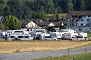 Die Fahrenden auf dem privaten Grundstück in Wagen. (Bild: Kapo SG)