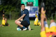 Der Krienser Trainer Bruno Berner kontrolliert den Trainingsfleiss seiner Spieler. (Bild: Philipp Schmidli (Emmenbrücke, 19. Juni 2018))