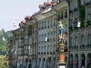 Der Gerechtigkeitsbrunnen in der Berner Altstadt. Die Brunnenfigur ist eine Statue der Justitia mit verbundenen Augen, die in der linken Hand die Waage trägt und mit der rechten Hand das Richtschwert erhebt. (Bild: KEYSTONE/GAETAN BALLY)