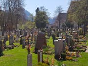 Grabvergabe per Los: Eine Frau aus Bayern hat für sich selbst und ihren Mann ein Grab im Friedhof von Berchtesgaden gewonnen. (Bild: KEYSTONE/AP dpa/KILIAN PFEIFFER)