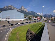 Die Polizei überwachte den Verkehr vor dem Kaweba-Kreisel in Seewen. Automobilisten Richtung Goldau mussten via Lauerz fahren. (Bild: Leserbild)