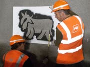 Graffiti-Künstler Pirmin Breu (rechts) an der Arbeit im Ruckhalde-Tunnel der Appenzeller Bahn in St. Gallen. Dort entsteht auf einer Länge von 700 Metern der «längste Alpaufzug der Welt». (Bild: Keystone-SDA/Michael Nyffenegger)