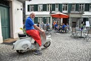 Festwirt Bernhard Scherrer hat passend zum italienischen Abend seine Vespa mitgebracht. (Bild: Mario Testa)