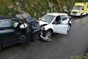 Die beiden Autos kolidierten frontal. Dabei wurden drei Personen verletzt. (Bild: Kapo SG)
