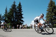   Chris Froome (before) and his teammate Sky Geraint Thomas in the descent of the ascent of Bisanne. (Chrisophe Ena / AP (July 18, 2018)) 