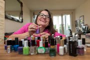 Jasmin Rechsteiner lackiert sich die Nägel nach Lust und Laune. (Bild: Pascal Muller/freshfocus)