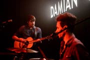 Der Schweizer Singer-Songwriter Damian Lynn bei einem Auftritt im Juko-Pavillon. (Bild: Izedin Arnautovic (Sarnen, 25. November 2016))