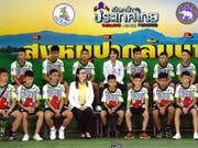 Die zwölf aus einer Höhle in Thailand geretteten Jugendlichen präsentieren sich der Öffentlichkeit. (Bild: KEYSTONE/EPA/PONGMANAT TASIRI)