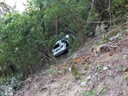   The car with the child fell 20 meters above a rock wall and immobilized in a forest. (Photo: Cantonal Valais Police) 