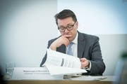 Ihm steht eine schwierige Debatte bevor: Der St.Galler Finanzchef Beni Würth an der Pressekonferenz zur kantonalen Rechnung. (Bild: Ralph Ribi, 19. März 2018)