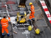Das Lohnniveau der Schweizer Arbeiter soll geschützt werden. Allerdings nicht unbedingt mit der geltenden 8-Tage-Regel, findet Wirtschaftsminister Johann Schneider-Ammann. (Bild: KEYSTONE/ENNIO LEANZA)