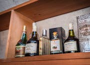 Gastgeschenke aus vergangenen Zeiten: hochwertige Spirituosen von Marc bis Vieille Poire und dazu noch ein skurriler Kartäuserschnaps aus Osteuropa (ganz links). (Bild: Andrea Stalder)