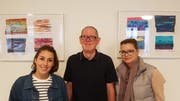 Naomi Lüdtke (links) und Michelle Hirschi erfüllen Rainer Haller den Wunsch einer eigenen Ausstellung. (Bild: PD)