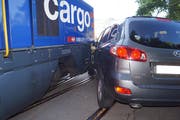 Das Auto prallte mit der Lokomotive zusammen (Bild: Zuger Polizei)