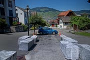 Dieser kritische Abschnitt unterhalb des Melchior-Wyrsch-Denkmals ist mit Steinblöcken und Pylonen abgesperrt. (Bild: Corinne Glanzmann (Buochs, 18. Juli 2018))