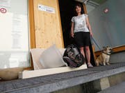 Silvia Meile ist Leiterin des A-Treffs in Heerbrugg. Sie freut sich über jede Spende, nicht aber über Sperrgut, kaputte und dreckige Kleider und Schuhe, die Leute vor dem Eingang der Institution deponieren. (Bild: Kurt Latzer)