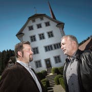 Sind bei der Fusion einen Schritt weiter: Thomas Roos (links, Gemeindepräsident Ebersecken) und Urs Kaufmann (Gemeindepräsident Altishofen) beim Schloss Altishofen. (Bild: Pius Amrein (7. April 2017))