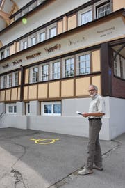 Reinhold Giger vom Verkehrsverein kennt die Lösung des Rätsels bereits. (Bild: Urs. M. Hemm)