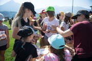 Die Blauring-Mädchen sammeln Korkzapfen und tauschen dafür Heilmittel gegen die Verwandlung in Hasen oder Füchse ein. (Bild: Corinne Glanzmann (Alpnach, 18. Juli 2018))