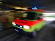 Der herbeigeeilte Notarzt konnte nur noch den Tod des Töfffahrers feststellen. (Bild: KEYSTONE/MARTIN RUETSCHI)