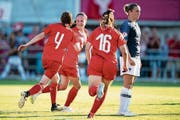   Chantal Wyser (left) celebrates her goal in 1: 2 with Malin Gut and Chiara Messerli (number 16). (Image: Ennio Leanza / Keystone (Wohlen, July 18, 2018)) 