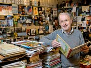 Cuno Affolter ist Comicsammler und Konservator des «Centre BD de la Ville de Lausanne». (Bild: Keystone/JEAN-CHRISTOPHE BOTT)
