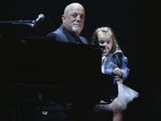 Billy Joel mit seiner Tochter Della Rose im Madison Square Garden, wo er am Mittwoch zum 100. Mal spielte. (Bild: Keystone/AP Invision/EVAN AGOSTINI)