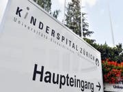 Chirurgen des Kinderspitals Zürich haben einem 24 Tage alten Mädchen einen neuartigen Stent in die Lungenschlagader eingesetzt. Dieser soll mit dem Kind mitwachsen. (Bild: KEYSTONE/WALTER BIERI)