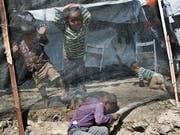 Spielende Kinder im Flüchtlingscamp Moria auf der Insel Lesbos. In dem für 3100 Bewohner ausgelegten Camp, leben derzeit 7585 Menschen, darunter auch viele Kinder. (Bild: KEYSTONE/AP/PETROS GIANNAKOURIS)