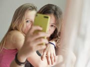 Das Selbstwertgefühl erleidet in der Pubertät keinen Taucher, es bleibt stabil. Dies hat eine Metaanalyse der Universität Bern ergeben. Ausserdem erwiesen sich jüngere Generationen nicht als selbstbezogener als ältere. (Bild: KEYSTONE/CHRISTOF SCHUERPF)