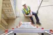 Der Arbeiter musste nach dem Sturz aus über zwei Metern Höhe von der Rega ins Spital transportiert werden. (Themenbild: Fotolia)