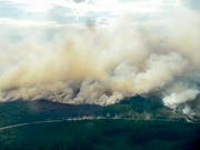 Eine Luftaufnahme des Waldbrandes rund um Ljusdal. (Bild: KEYSTONE/AP Lehtikuva/MAJA SUSLIN)