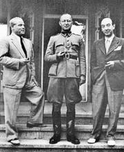 Max Husmann, Max Waibel und Luigi Parrilli (von links) im Frühjahr 1945 vor Waibels Haus Dorenbach in Luzern. (Bild: Keystone)