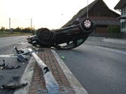 Als Unfallursache gilt ein Winken: Eine 23-jährige Autofahrerin hat einen Fussgänger erkannt, war dadurch kurz abgelenkt und ist in der Folge mit ihrem Fahrzeug heftig in einen Lichtsignalanlage geprallt.