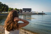 Die Leinwand an der Strandpromenade in Arbon. (Bild: Michel Canonica)