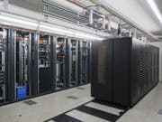 Wenn durch Wartungsarbeiten an Netz- und Informatikstrukturen das System unterbrochen und damit der Betrieb gefährdet wird, sollen die Arbeiten in Zukunft ohne Ausnahmebewilligung in der Nacht oder am Sonntag durchgeführt werden können. (Bild: Keystone/ENNIO LEANZA)