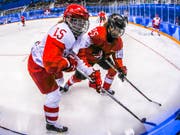 Die Schweiz, hier mit Topskorerin Alina Müller (rechts) im Spiel gegen Russland, beendete das olympische Eishockey-Turnier 2018 in Pyeongchang im 5. Rang (Bild: KEYSTONE/EPA/SRDJAN SUKI)