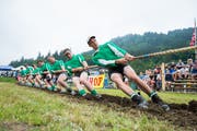 Ein Bild aus dem Vorjahr: Die Engelberger versuchen dem Gegner entscheidende Meter abzuknöpfen. (Bild: Roger Grütter)