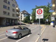 Ein Auto biegt von der Maihofstrasse in die Libellenstrasse ein. Eine Tafel weist auf das Fahrverbot hin (Bild: René Meier (Luzern, 19. Juli 2018))