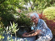 Die 97-jährige Bewohnerin Maria Rütsche hat ein Mittel gegen die Hitze: Arme und Füsse kurz ins kalte Wasser halten. (Bilder: Angelina Donati)