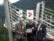 Brückenplaner Professor Christian Menn (ganz links) vor einem seiner Meisterwerke, der Sunnibergbrücke im Prättigau GR. Die schlanke, elegante Brücke ist das Wahrzeichen der Umfahrung Klosters GR. (Bild: KEYSTONE/THEO GSTOEHL)