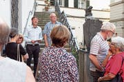Pfarrer Daniel Klingenberg (links) und René Stäheli führten eine Stunde lang durch Lichtensteig. (Bild: Sascha Erni)