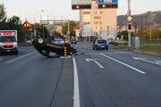 Das Auto kam auf dem Dach liegend zum Stillstand. (Bild: Zuger Polizei)