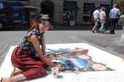 Die junge Künstlerin Lena Eberhard malt während einer Woche ihre Traumwelt auf die Strassen St.Gallens. (Bild: Corinne Bischof)