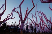 Spaziergang durch den rosa Wald: Auch das ist am Paléo-Festival in Nyon möglich. (Bild: Salvatore Di Nolfi/KEY)